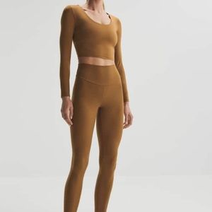 Set 🤎🤎. Top and leggings from OYSHO.